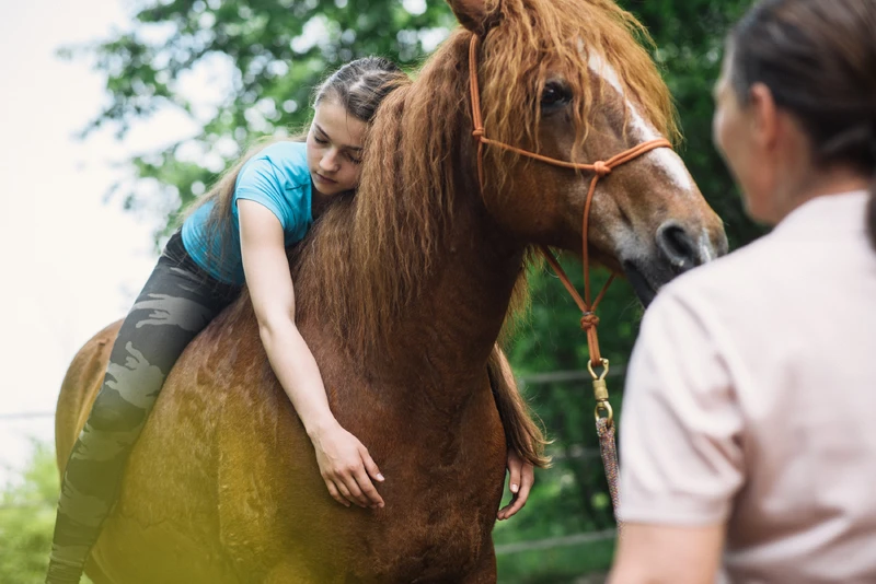 m&auml;dchen sitzt auf einem pferd